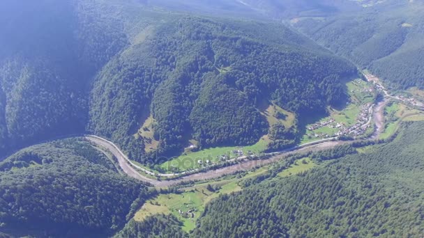 Mooi uitzicht vanuit de lucht. weg door het bos in de bergen — Stockvideo