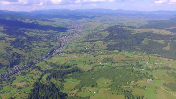 Vuelo sobre el hermoso valle en las montañas — Vídeos de Stock