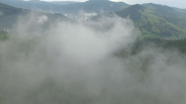 Mgła mistyk w górach. lotu drona — Wideo stockowe