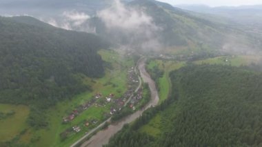 sis, uçuş quadrocopters dağ köyü