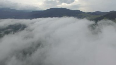 Dağlarda bulutların üzerinde uçarken