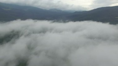 dağlarda güzel bulutlar üzerinde uçan uçak