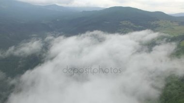 güzel bulutlar dağlarda. drone uçuş
