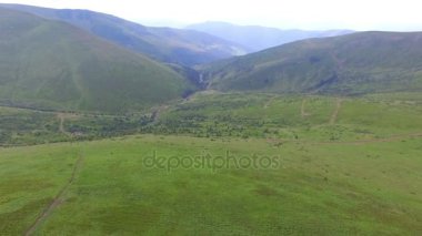 güzel Dağların üzerinden düşük uçuş