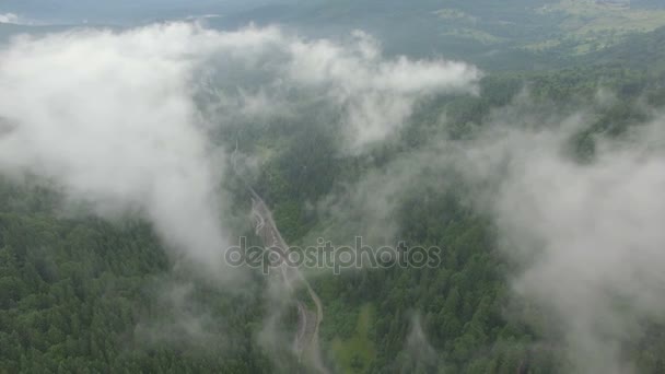 Dron volando en las nubes sobre las montañas — Vídeos de Stock