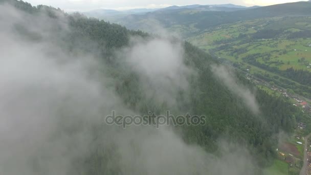 Drone voando nas nuvens acima de uma aldeia de montanha — Vídeo de Stock