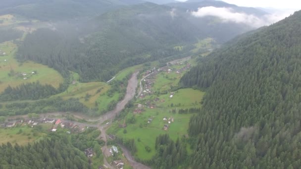 Ένα ορεινό πανόραμα από ανώτατο αξιωματικό. Drone βίντεο — Αρχείο Βίντεο