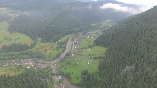 Een bergpanorama van hoogte. Drone video — Stockvideo