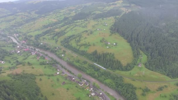 village dans la brume. vue aérienne 