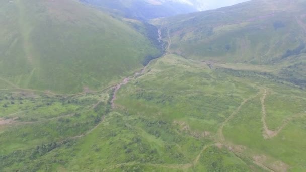 Vlucht over de bergen in de nevel — Stockvideo