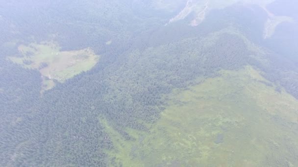 Vlucht boven het prachtige bergbos in een zomer-waas — Stockvideo