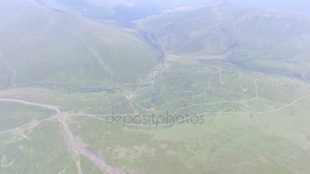 Survoler les collines dans les montagnes brumeuses — Video