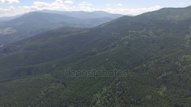 Hermosas imágenes aéreas de las montañas. Drone volador — Vídeos de Stock