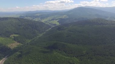 Ukrayna Karpat Dağları. drone uçuş