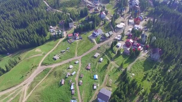 El pueblo en un hermoso bosque. Vídeo aéreo — Vídeos de Stock