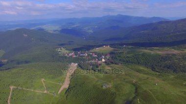 Ukraynalı Karpat Dağları. Havadan görünümü