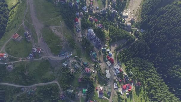 Беспилотник летит над деревней. изумительный вид — стоковое видео