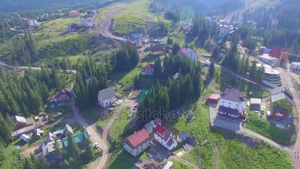 Dron aterrizando sobre el pueblo. vista aérea — Vídeos de Stock