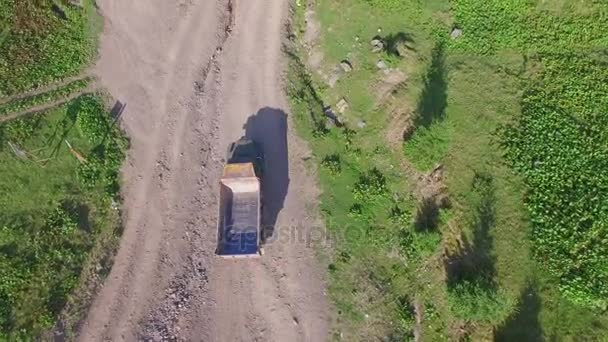 gros camion conduisant sur un chemin de terre. vue aérienne 