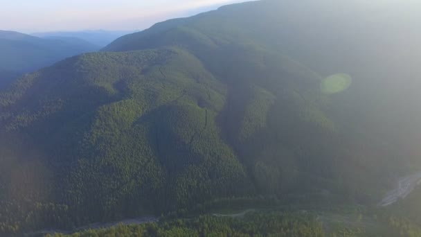 Paisaje de montaña en un día soleado. vista aérea — Vídeo de stock