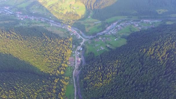 Pueblo de montaña cerca de la carretera en el bosque. vista aérea — Vídeos de Stock