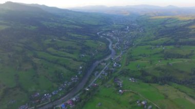 bir dağ Vadisi köyde. Havadan görünümü