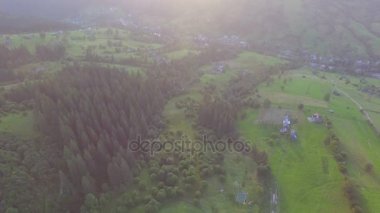 Ukrayna Karpatlar gün batımı. Havadan görünümü