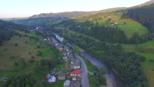 Dom w pobliżu rzeki. quadrocopters lotu — Wideo stockowe