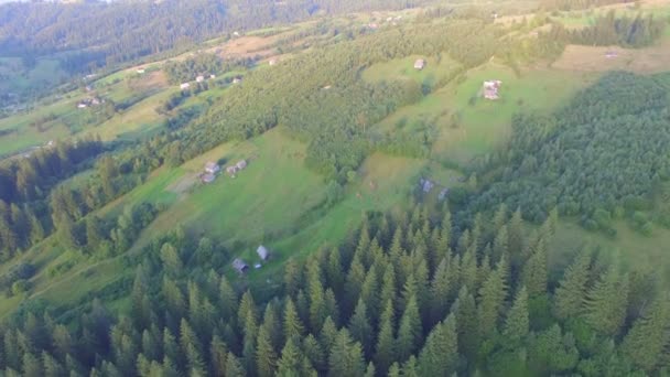 Vista aérea del pueblo de montaña — Vídeo de stock