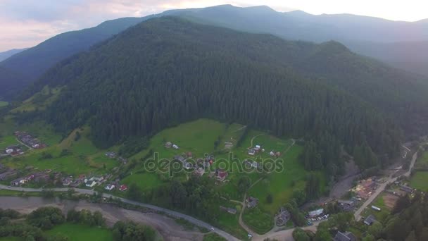 Pueblo cerca de la montaña. vista aérea — Vídeos de Stock