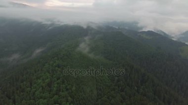 bulutlar dağlarda. havadan görüntüleri