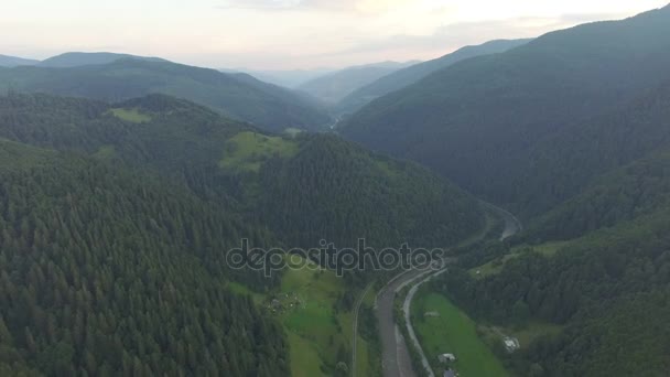 Crepúsculo en las montañas. imágenes aéreas — Vídeos de Stock