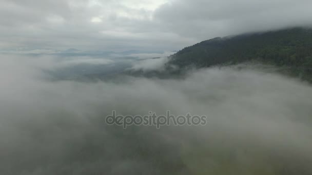 Neuvěřitelná mlha. Letecký pohled — Stock video