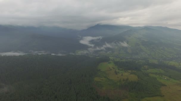 Crepúsculo en la niebla sobre las montañas. vista aérea — Vídeo de stock