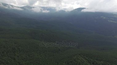 Hava ateş bir dağ manzarası