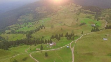 Harika hava görüntüleri. Bir dağ köyünde şafağa
