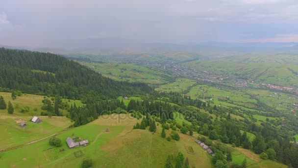 Аерофотозйомка села на горі — стокове відео
