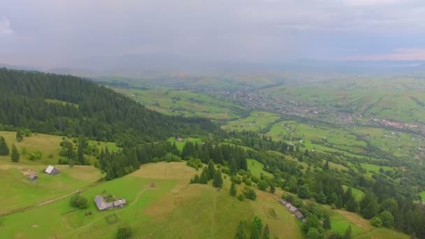 Tournage aérien du village sur la montagne 