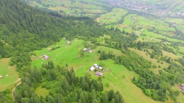 Luftbild. Haus in den Bergen — Stockvideo