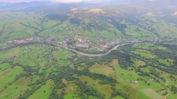 Чудове аерофотозйомка села в долині — стокове відео