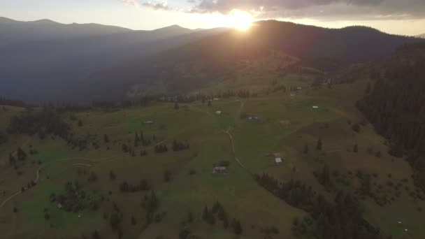 Красивий захід сонця в горах. аерофотознімки — стокове відео