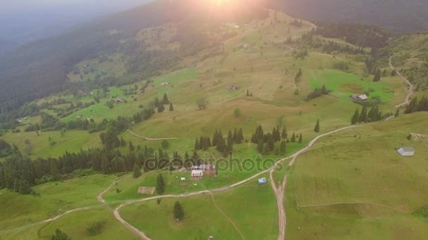 Skvělé letecké záběry. Svítání v horské vesnici — Stock video