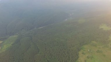 Sis şafakta dağlarda. Havadan görüntüleri.