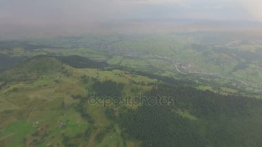 Alacakaranlık dağlarda. Havadan görüntüleri.