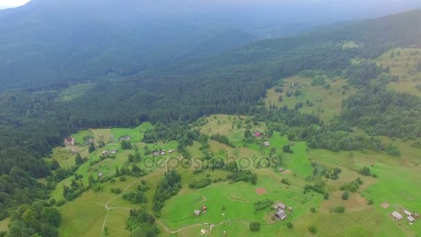 Pueblo de montaña en las montañas ucranianas. Imágenes aéreas . — Vídeos de Stock