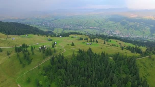 Maisons au sommet de la montagne. Images aériennes .