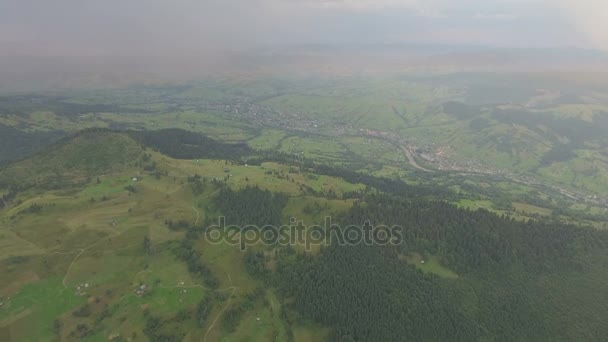 Le crépuscule dans les montagnes. séquences aériennes .