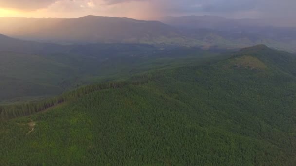 Zachód słońca góry Ukrainy. Widok z lotu ptaka — Wideo stockowe