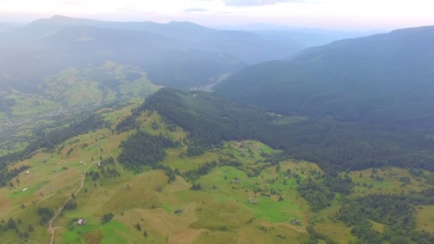 Гірський пейзаж з видом на пташине око — стокове відео