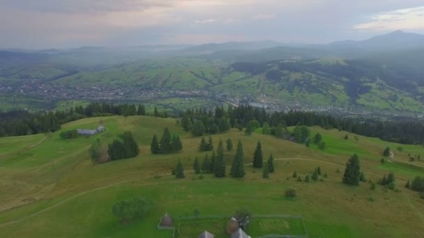 Édes otthon a hegy csúcsán. Légifelvételek — Stock videók